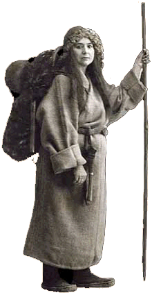 Alexandra David-Néel déguisée en pèlerine mendiante tibétaine. Elle porte sur son dos ses maigres bagages de route : l'unique marmite composant toute sa batterie de cuisine et un petit soufflet tibétain fait d'une peau de chèvre pourvue d'un long tuyau (ustensile indispensable pour allumer le feu de bouse de yacks). C'est dans ce déguisement qu'elle réussit à pénétrer dans Lhassa le 28 février 1924.