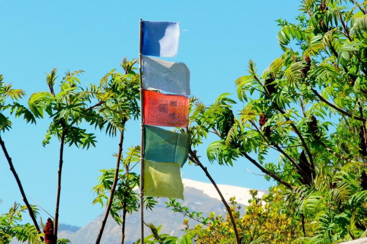 Une petite bannière faite maison et accrochée au portique du jardin :-)<br />Attention : toujours le bleu (ciel) orienté vers le haut et le jaune (terre) dirigé vers le bas.