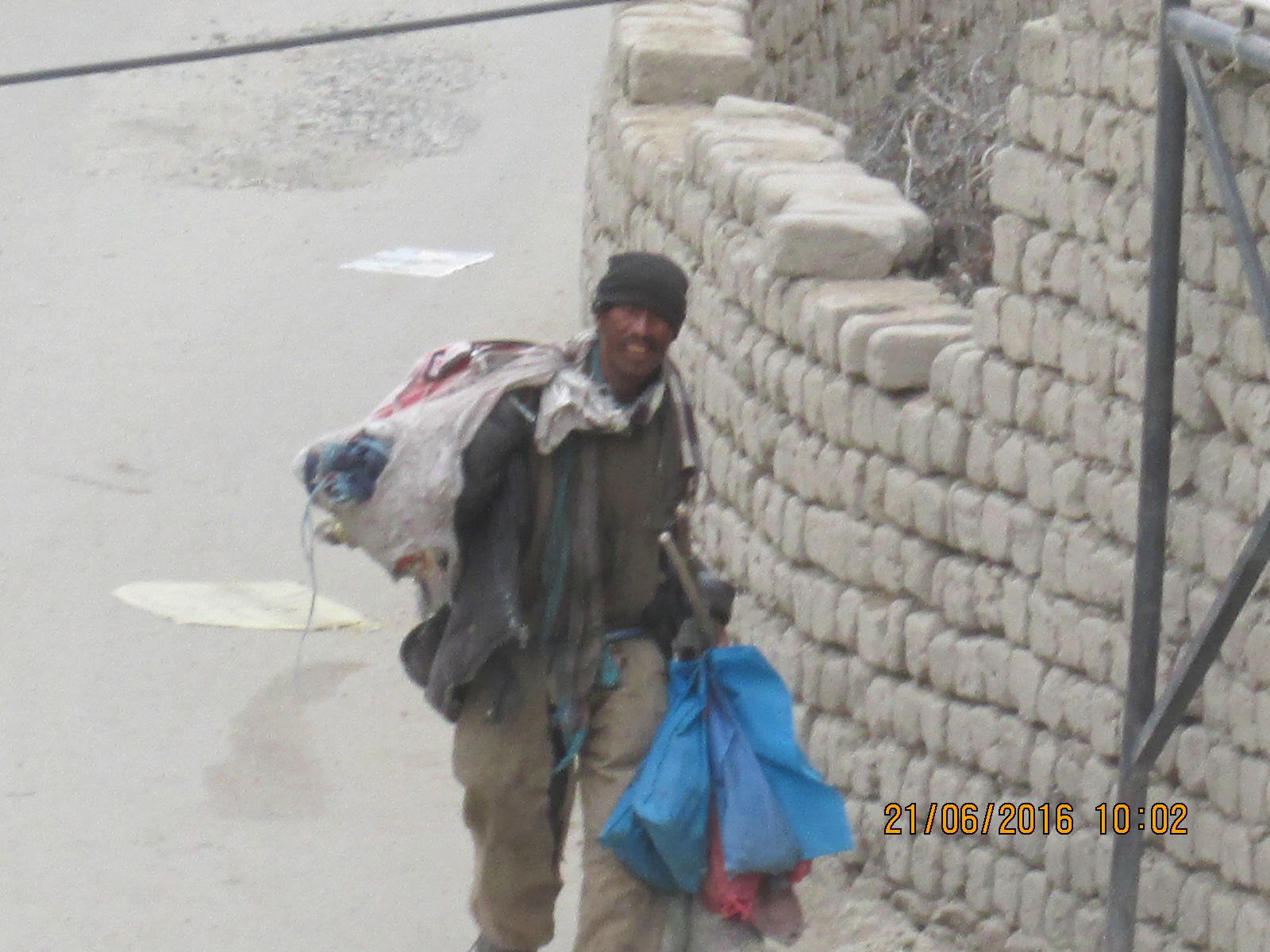 un ladakhi allant au travail