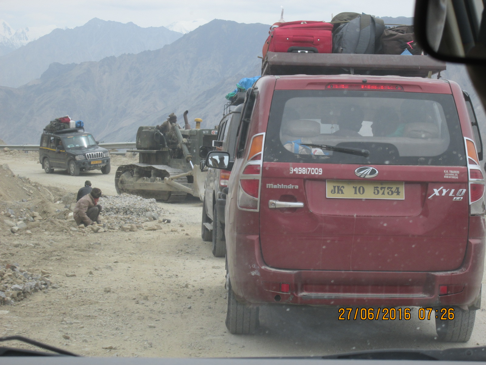 la fameuse route qui va de leh à manali (ici sens leh direction Nubra)