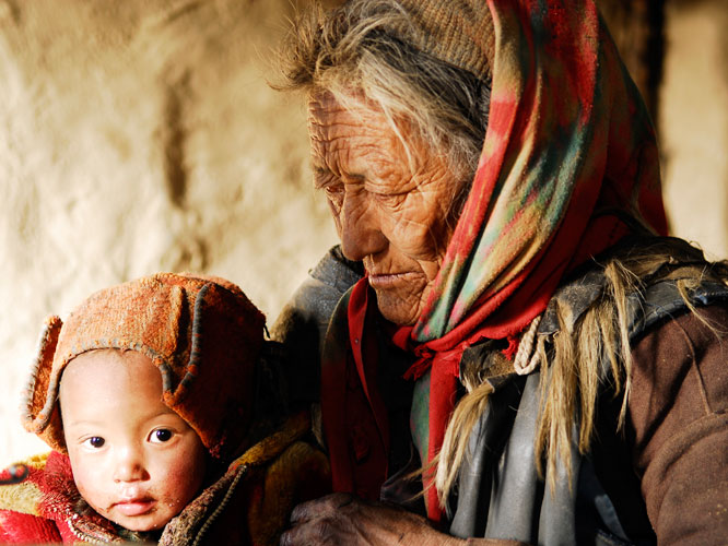 Une grand-mère et sa petite-fille. Trois générations vivent sous le même toit et s’entraident.