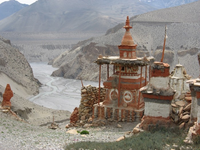 Chorten dominant la vallée de la Mustang Khola.jpg