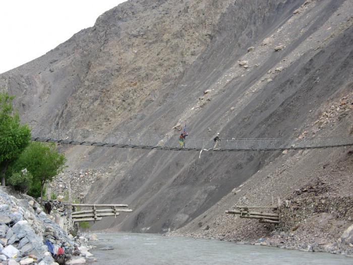 Pont suspendu au-dessus de la Mustang Khola (pour piétons et animaux uniquement).jpg