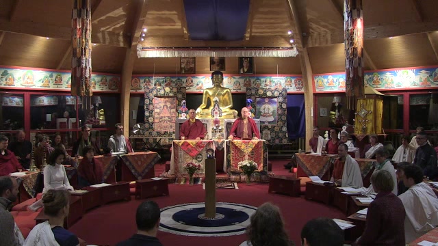 Pour votre information, Lama Wangchen Rinpoché est assis coté gauche et Lama Denys Rinpoché coté droit.Votre modeste serviteur est quant à lui assis coté droit, premier rang, seconde tablette, zen blans à-demi posé :-)